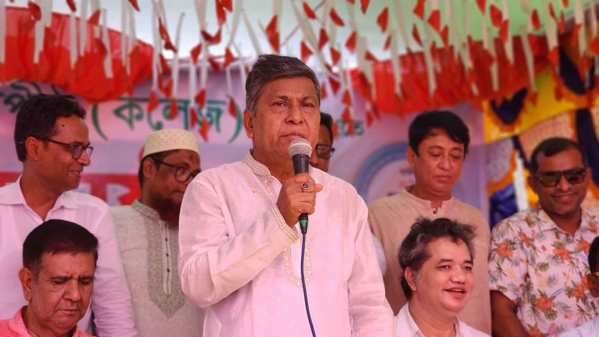 ‘প্রধানমন্ত্রী ১৮ কোটি মানুষের মুখে হাসি ফোটাতে নিরলস কাজ করে যাচ্ছেন’