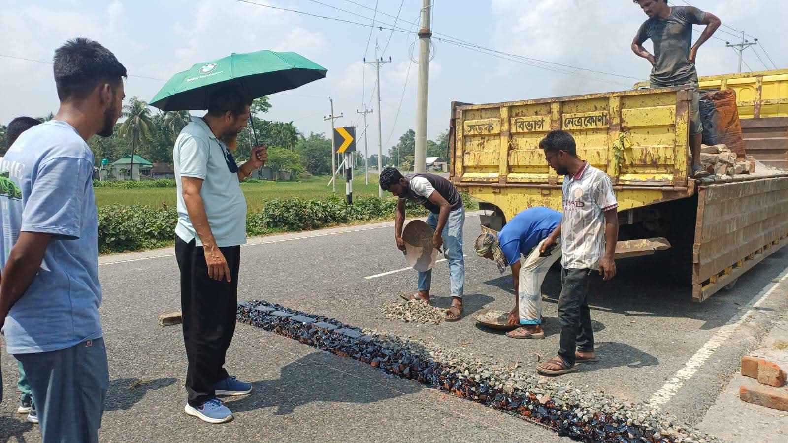 নেত্রকোনায় ৪ জন নিহতের একদিন পর দুর্ঘটনাস্থলে স্পিডব্রেকার নির্মাণ