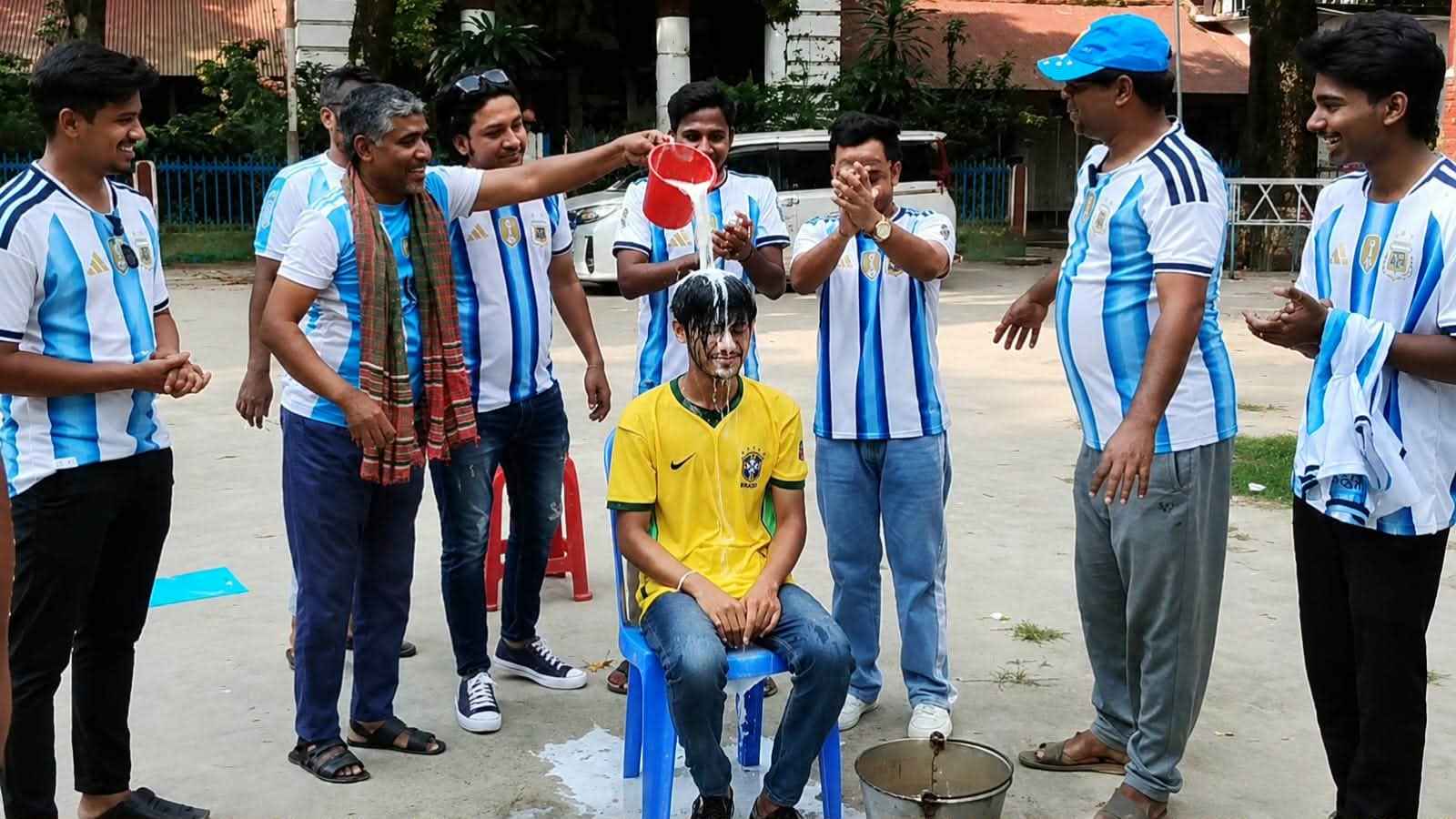 রংপুরে এক মণ দুধ দিয়ে গোসল করে ব্রাজিল ছেড়ে আর্জেন্টিনায় যোগদান