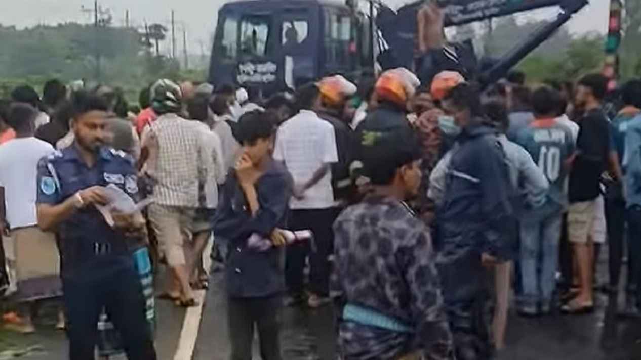 মানিকগঞ্জে পিকআপ ও ট্রাকের মুখোমুখি সংঘর্ষে নিহত ২