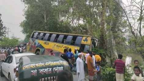 ট্রাকের সঙ্গে মোটরসাইকেলের মুখোমুখি সংঘর্ষ, নিহত ৩
