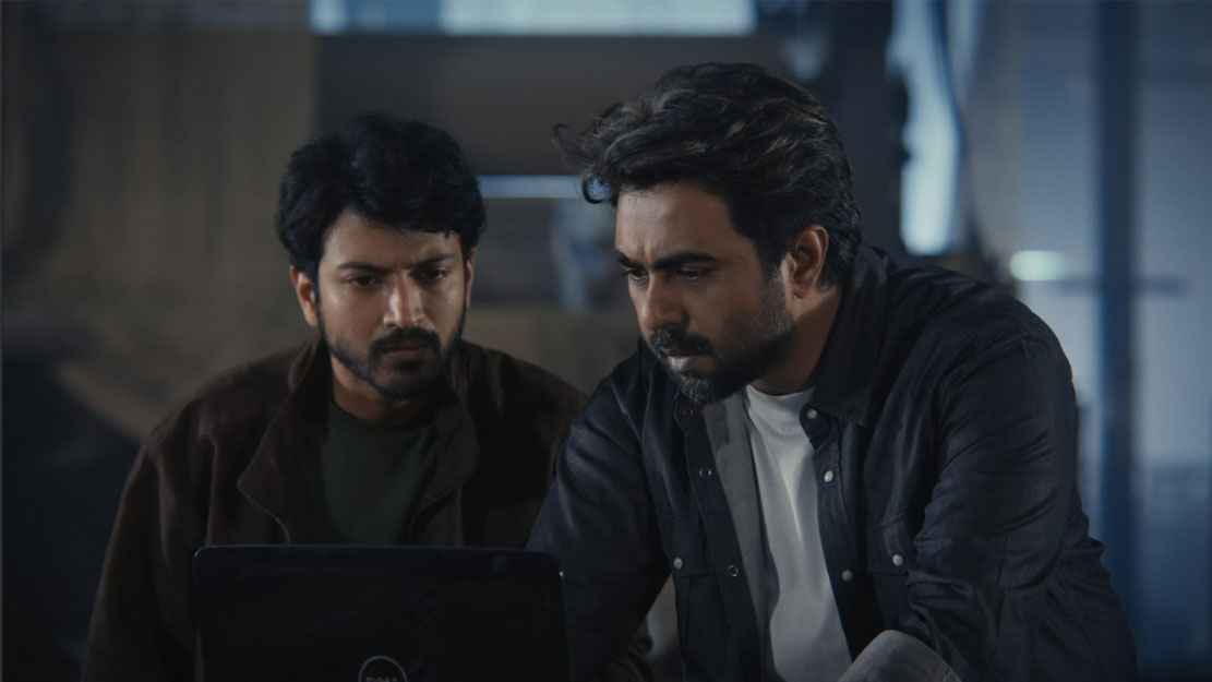 হেডলাইন: সত্য অনুসন্ধানের লড়াইয়ের আড়ালে টানাপোড়েনের গল্প