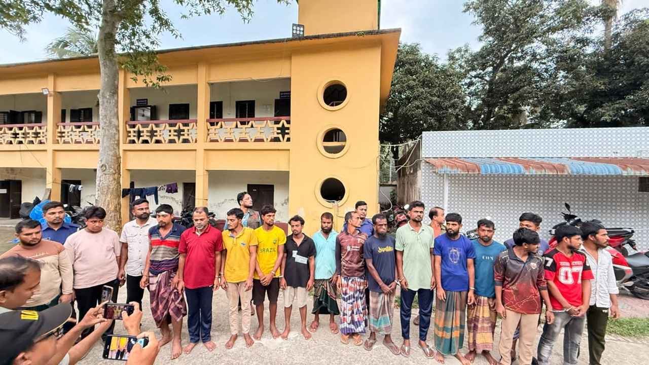 কুমিল্লায় পুলিশের পিকআপে হামলা, গ্রেফতার ১৯