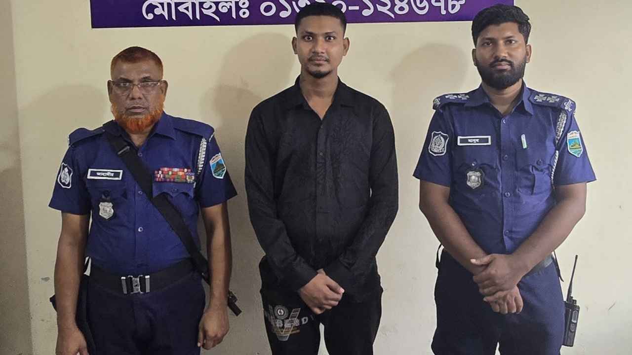 নাটোরে বিদেশি নাগরিককে হেনস্তা: মূল আসামি আকাশ গ্রেফতার