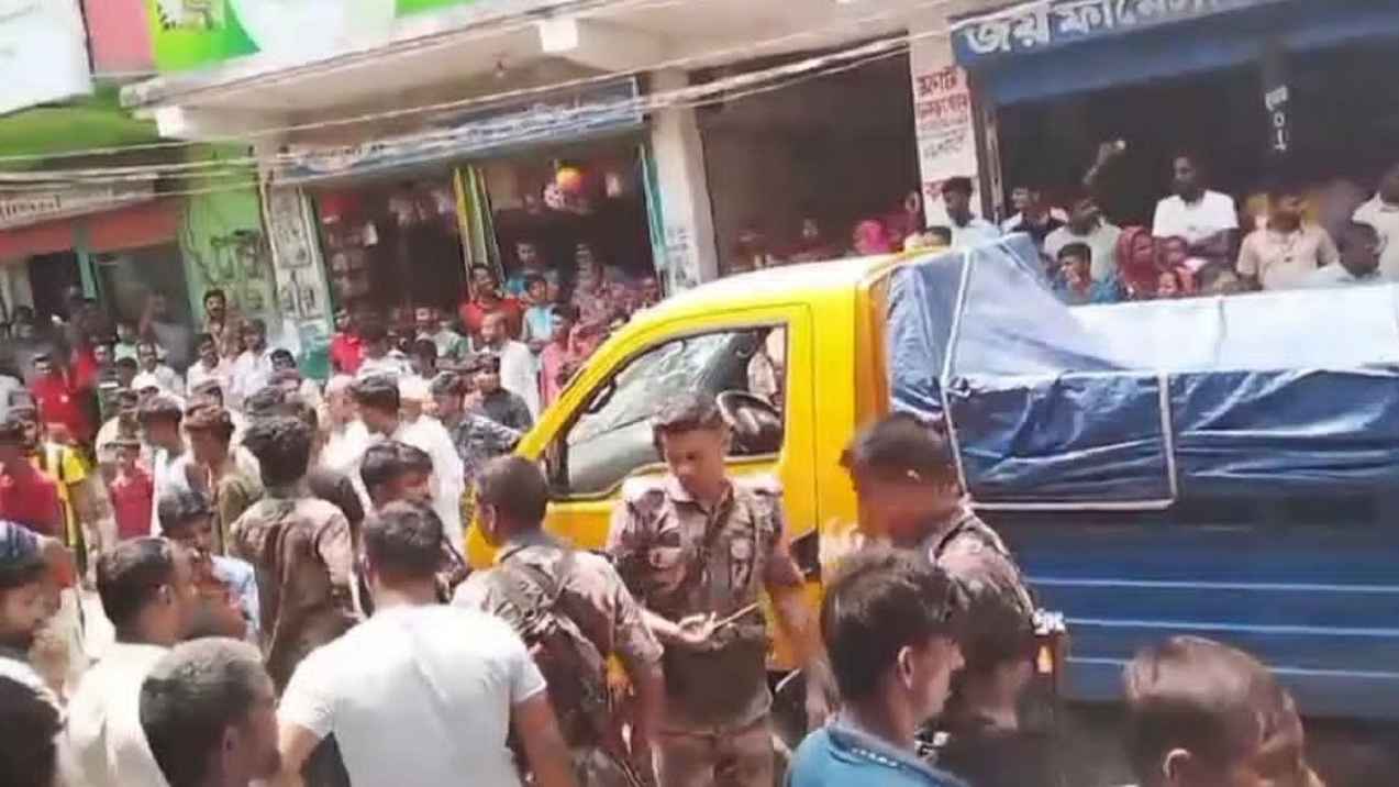 মব সৃষ্টি করে বিজিবির কাছ থেকে জব্দ করা গাড়ি ছিনিয়ে নিল চোরাকারবারিরা