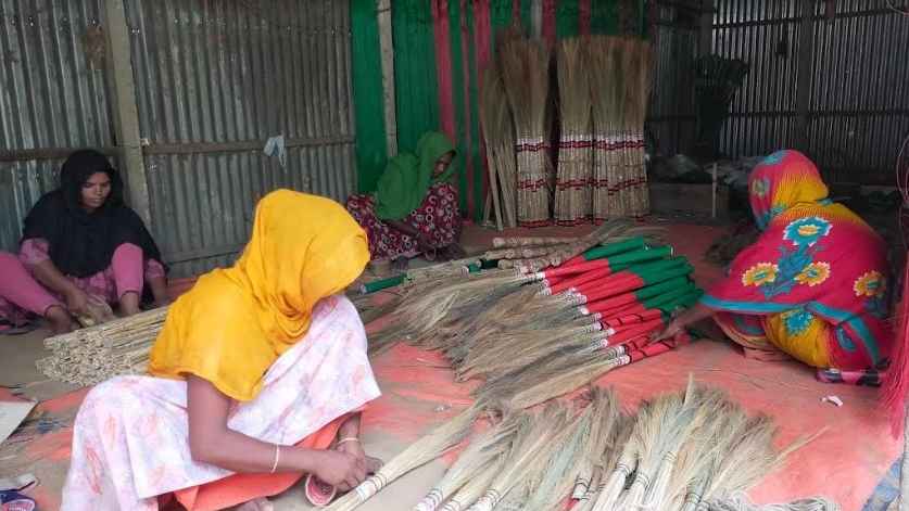 ফুলঝাড়ুতে বদলাচ্ছে জীবন, পিরোজপুরে স্বচ্ছলতার গল্প