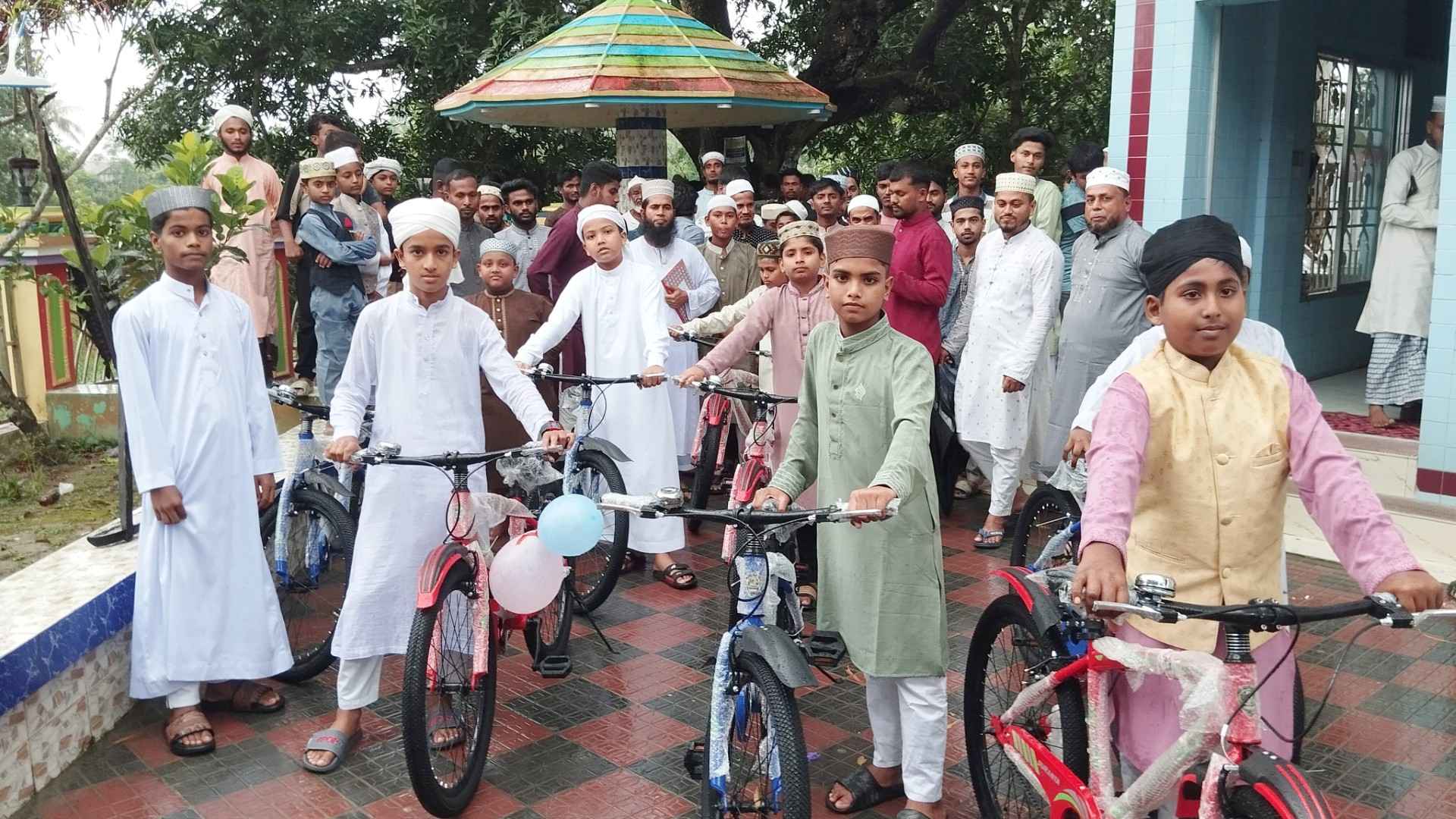 টানা ৪১ দিন পাঁচ ওয়াক্ত নামাজ আদায় করে মুন্সিগঞ্জের ৯ শিশু পেল সাইকেল