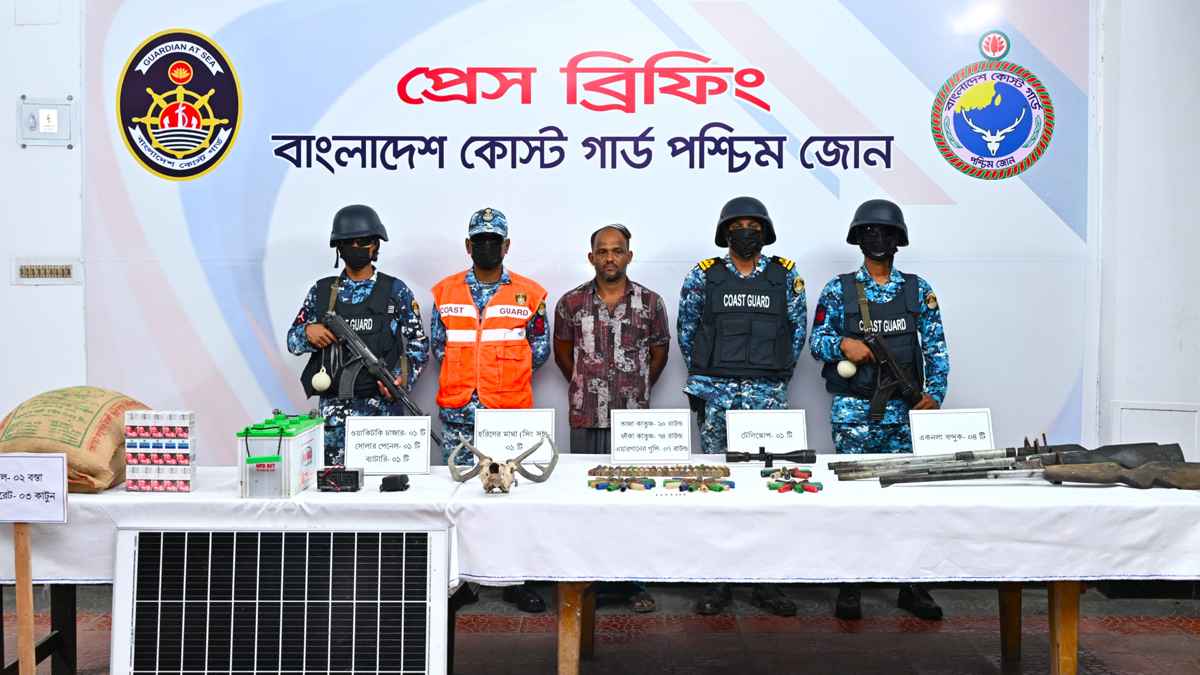 সুন্দরবনে ৪ বন্দুক-গোলাবারুদসহ করিম শরীফ বাহিনীর সদস্য আটক