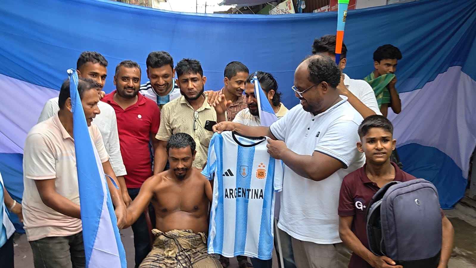 দুধ ও ডাবের পানি দিয়ে গোসল করে ব্রাজিল থেকে আর্জেন্টিনা যোগদান