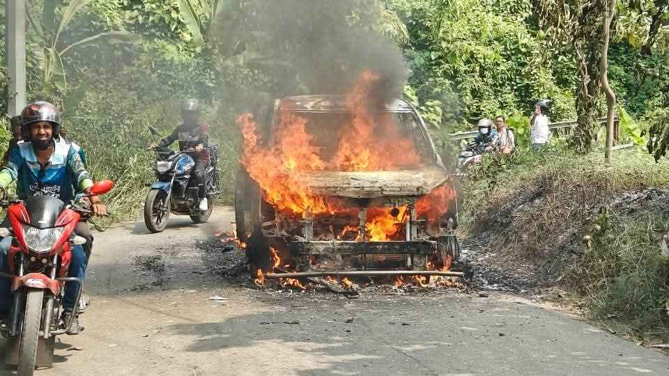 চলন্ত গাড়িতে আগুন, অল্পের জন্য রক্ষা পেল ১১ পর্যটক