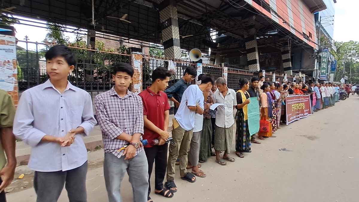 বান্দরবানে উপজাতীয় ব্যক্তির পূর্ণমন্ত্রীত্বের দাবিতে মানববন্ধন
