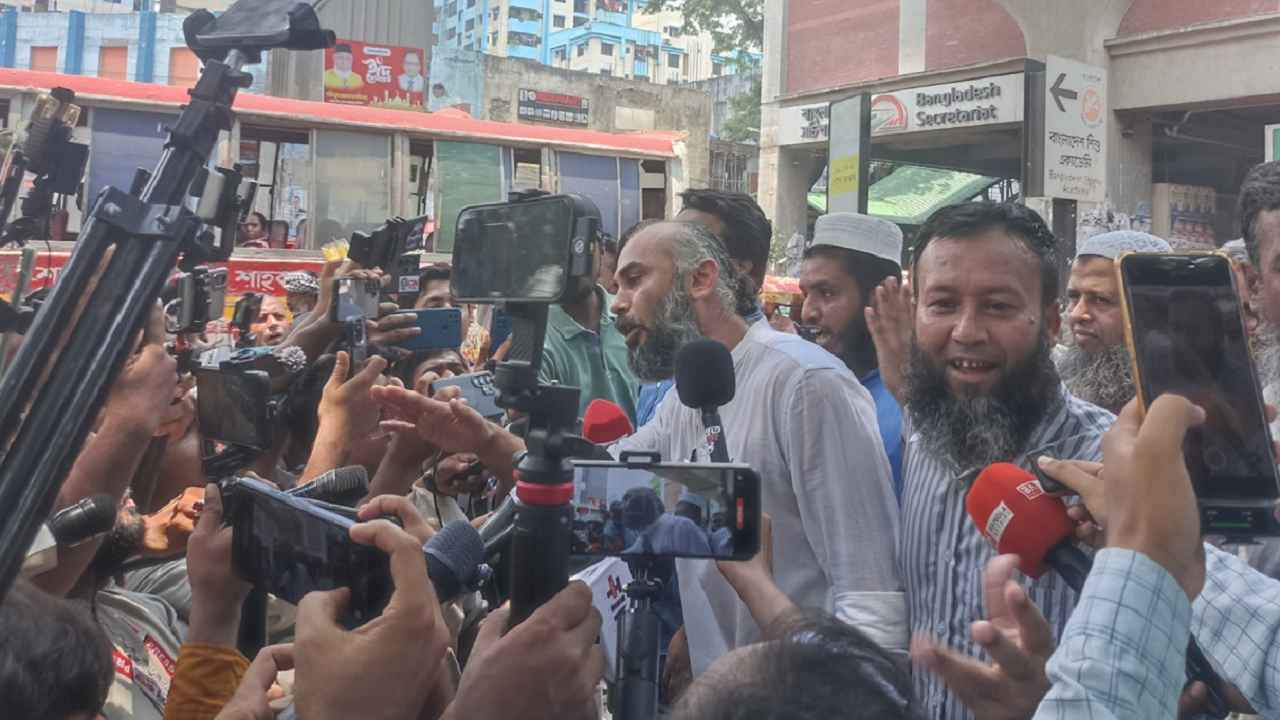 ইসলামী ব্যাংকের আন্দোলনস্থলে নারী সাংবাদিকের সঙ্গে বাগ্‌বিতণ্ডা