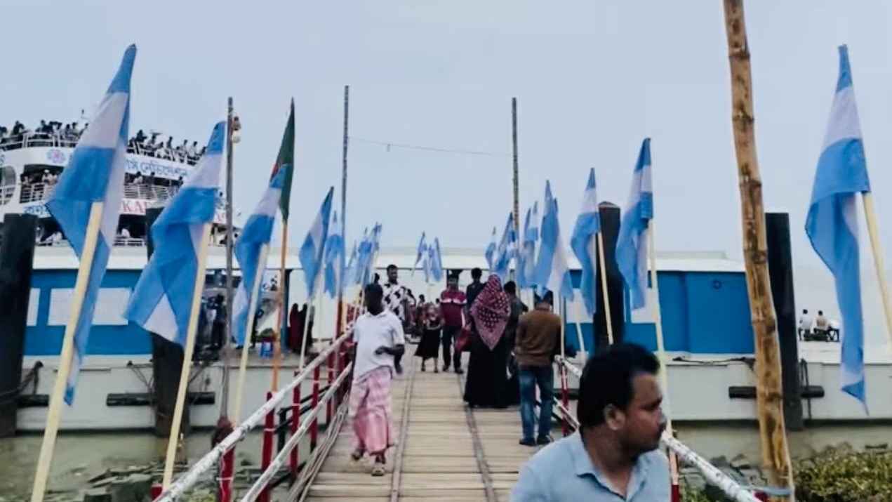 আর্জেন্টিনার পতাকায় সেজেছে মেহেন্দিগঞ্জের উলানিয়া লঞ্চঘাট