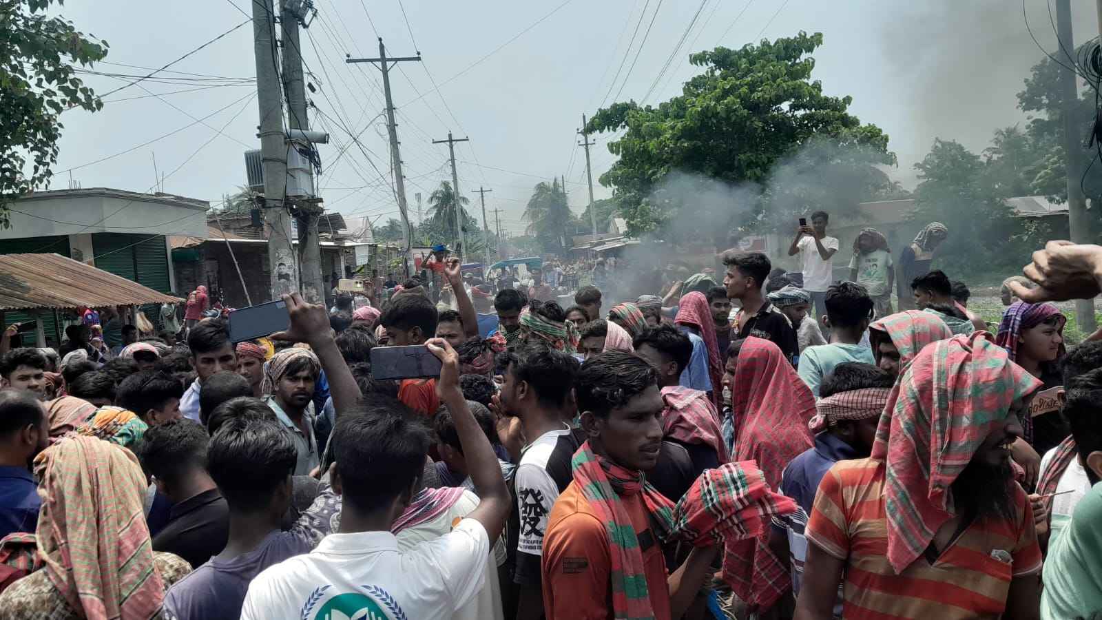 মজুরি বাড়াতে দৌলতপুরে বিড়ি শ্রমিকদের সড়ক অবরোধ, বিক্ষোভ