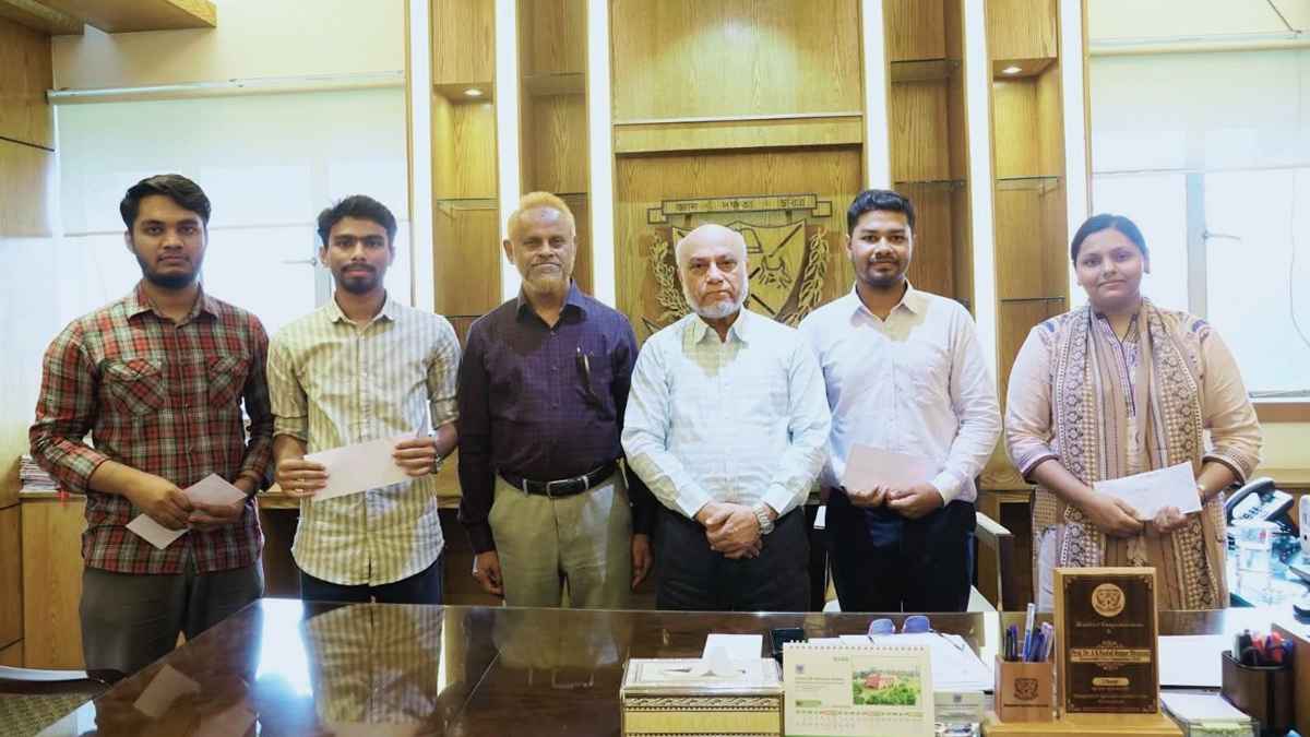 অনুষদে প্রথম হওয়ায় ইউজিসি মেধাবৃত্তি পেলেন বাকৃবির ৬ শিক্ষার্থী