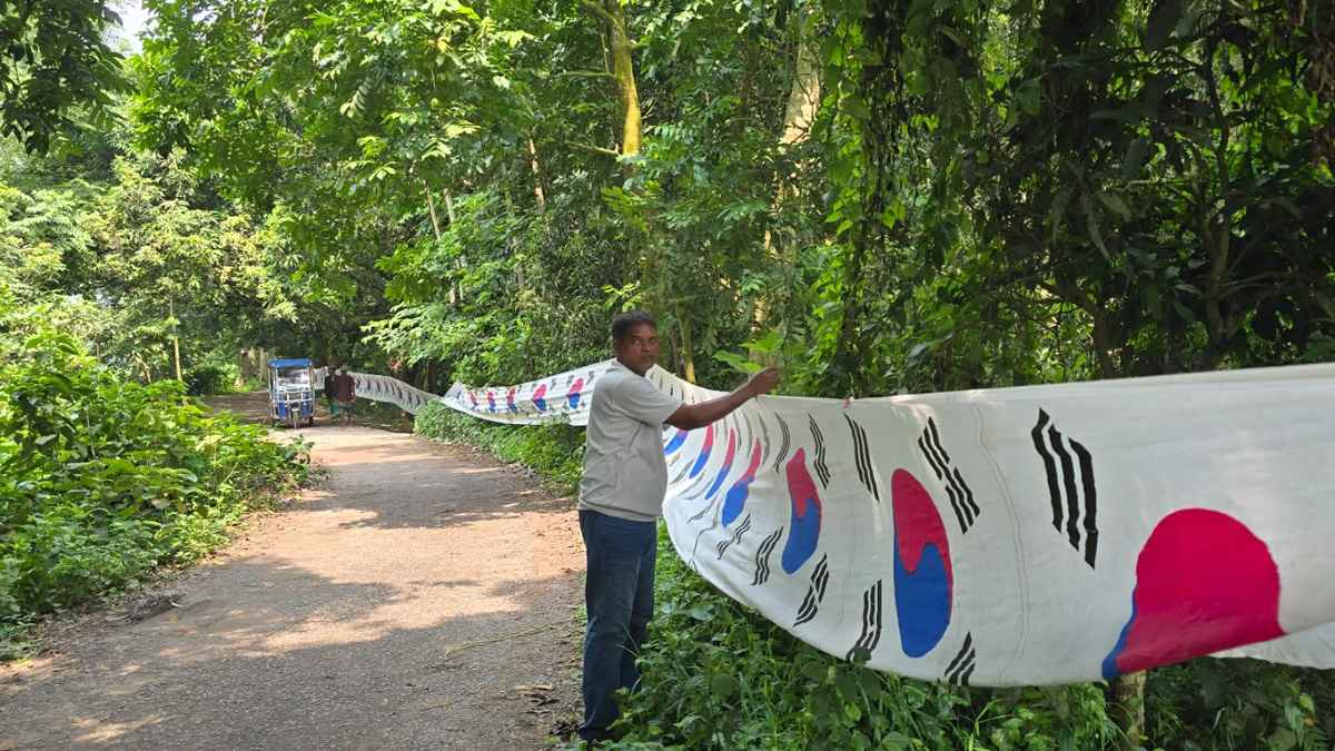 এবার দক্ষিণ কোরিয়ার ৫ কিলোমিটার দীর্ঘ পতাকা টানিয়েছেন ভক্ত