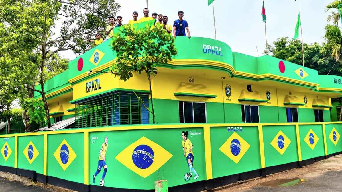 যে বাড়ি দেখতে আসছেন অন্য দলের ভক্তরাও