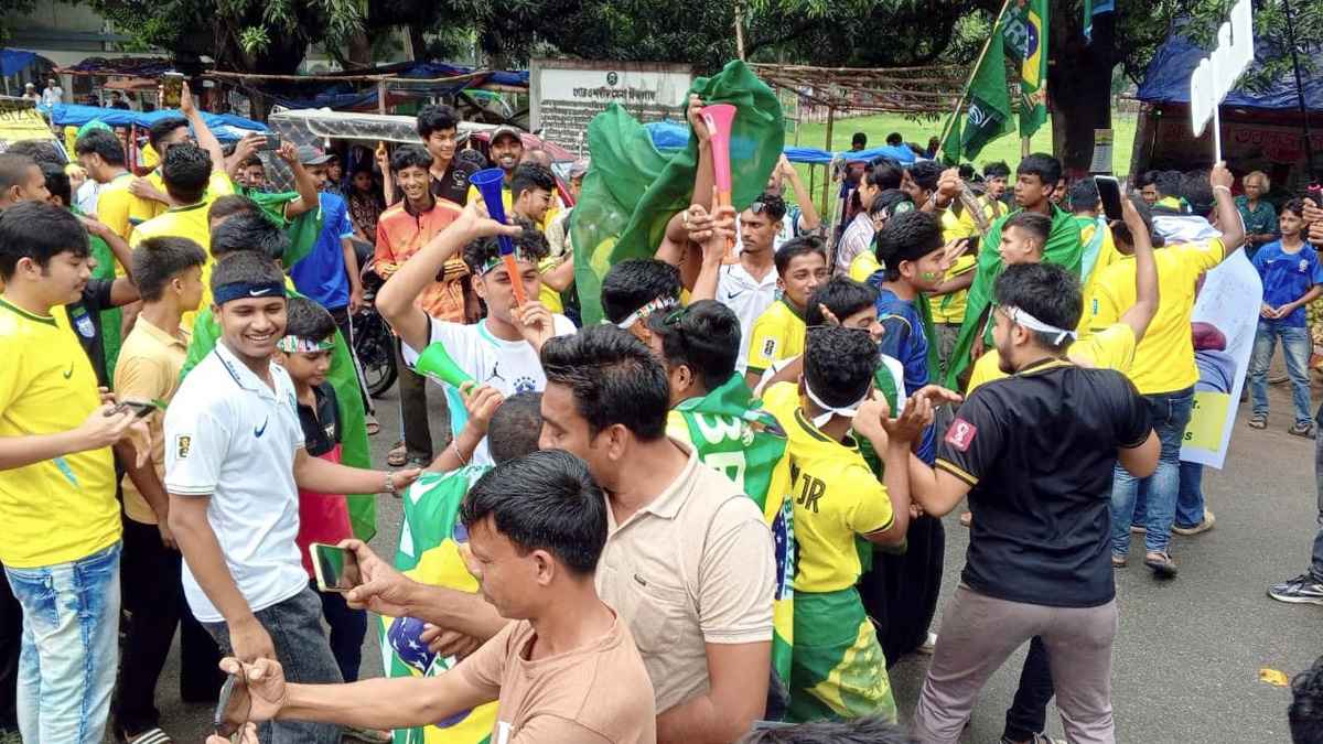 দিনাজপুরে বৃষ্টি উপেক্ষা করে ব্রাজিল সমর্থকদের আনন্দ শোভাযাত্রা