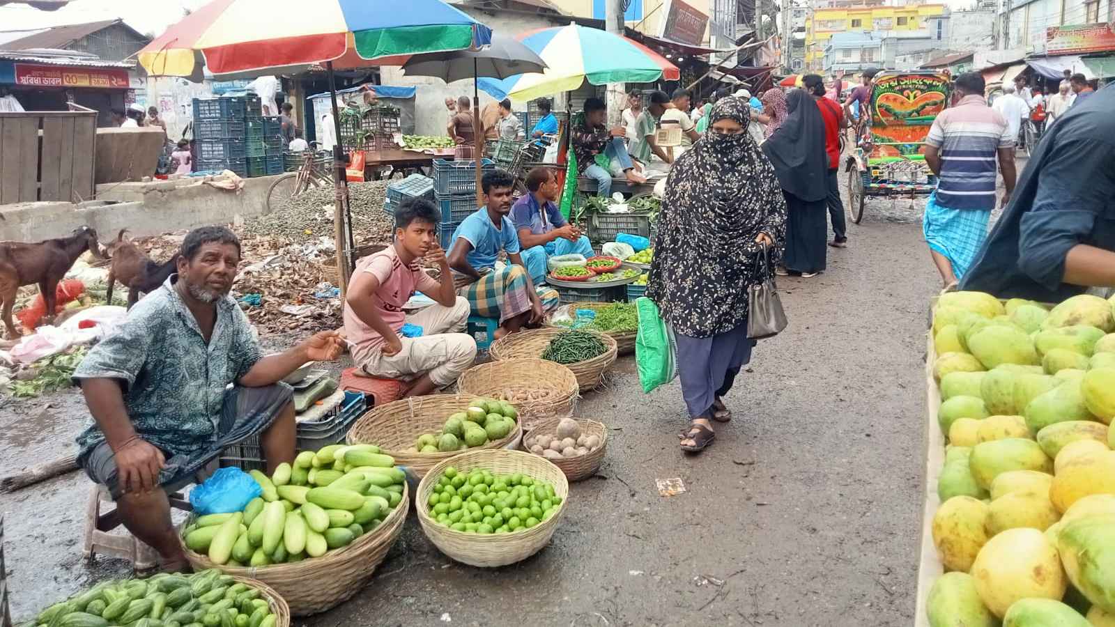 বরিশালে নিত্যপণ্যে স্বস্তি, চড়া মাছের বাজার