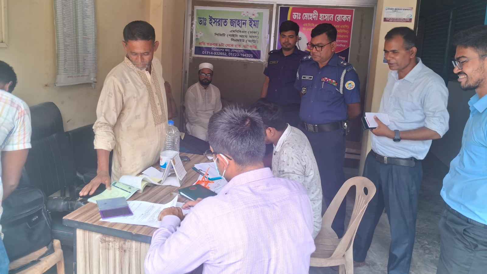 মঠবাড়িয়ায় ডায়াগনস্টিক সেন্টারে অভিযান, ভুয়া ডাক্তার-ম্যানেজারকে জেল