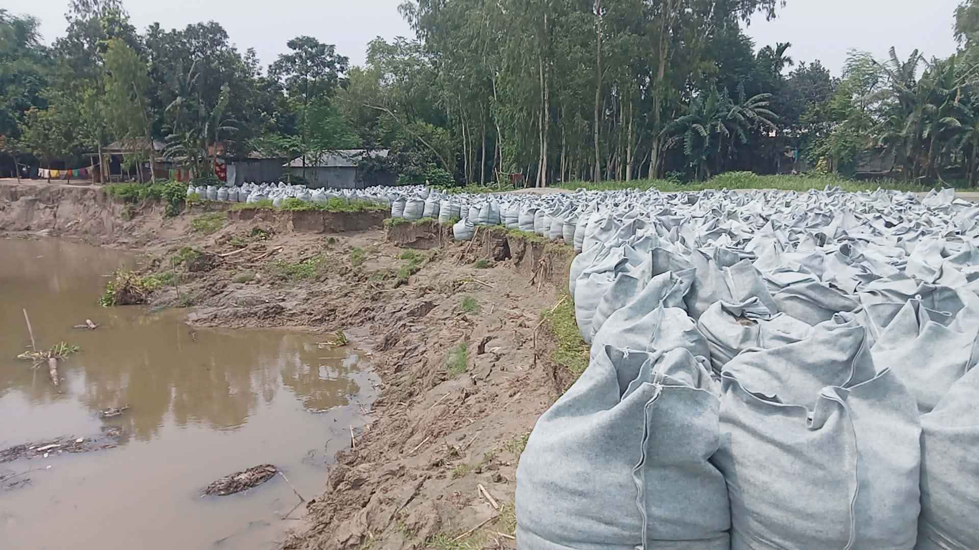 সাদুল্লাপুরে ভাঙন রক্ষা কাজে নদী থেকেই বালু উত্তোলন, ফের ভাঙনের শঙ্কা