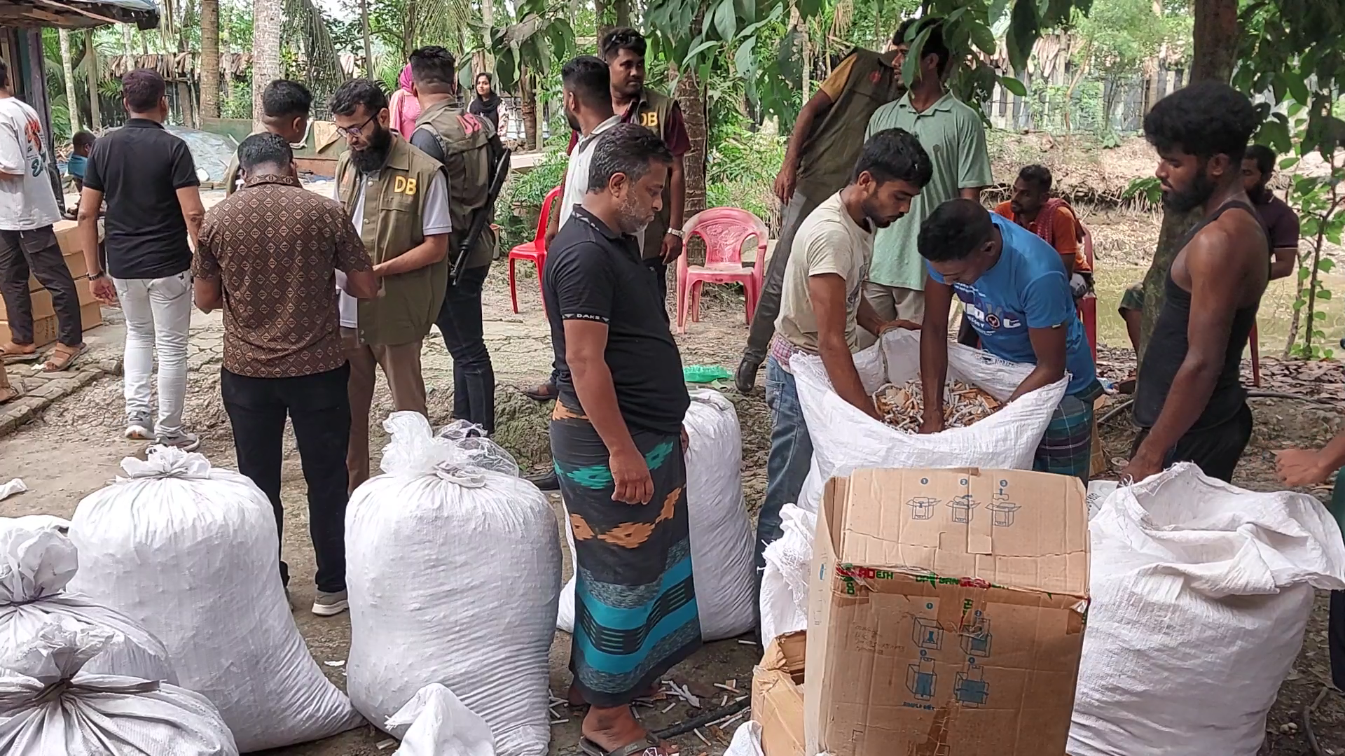 মোরেলগঞ্জে ১০ লাখ নকল সিগারেটসহ চোরাই মালামাল জব্দ