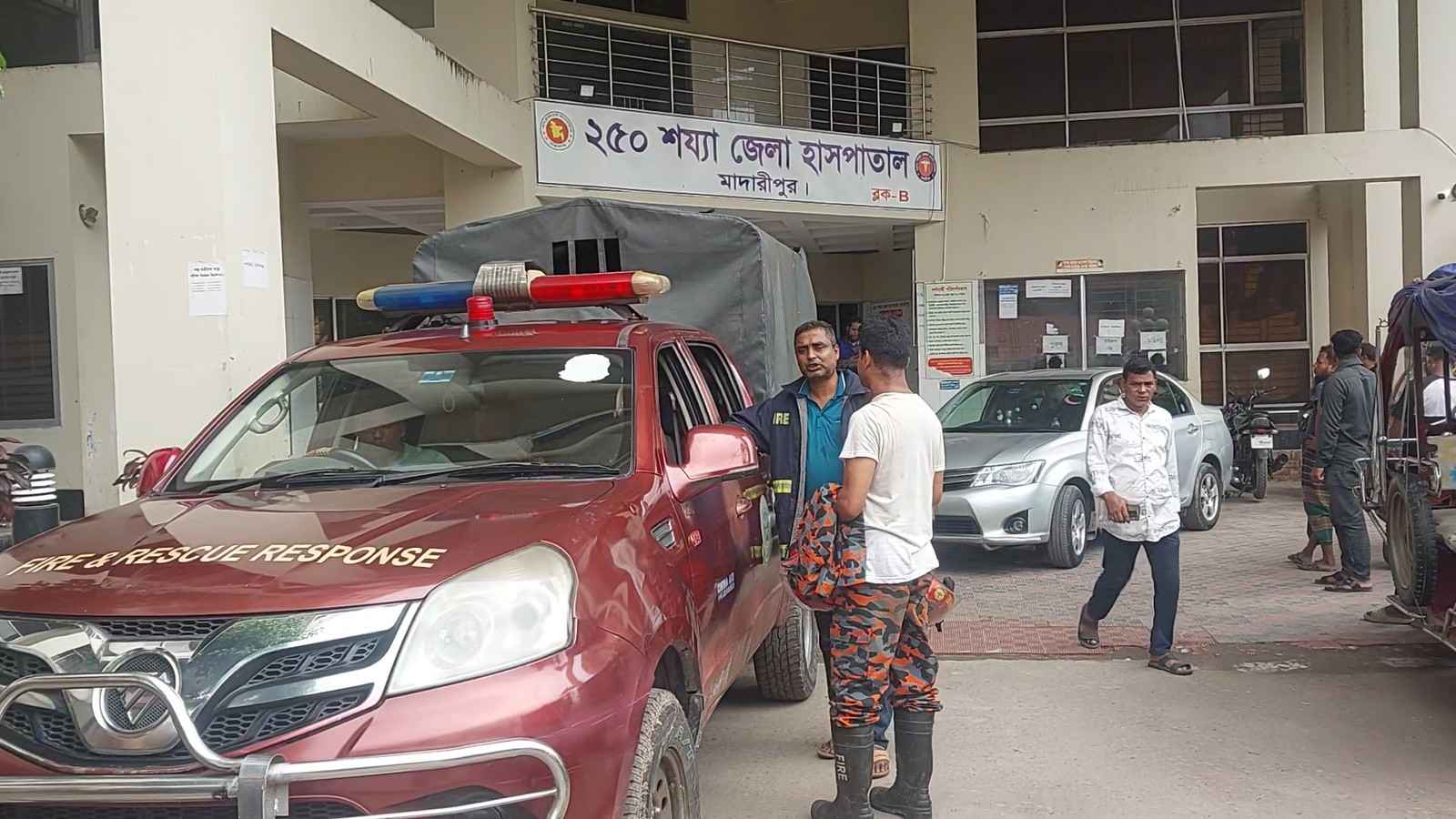 হাসপাতালের লিফটে আটকা নারীসহ ১০ জনকে উদ্ধার করলো ফায়ার সার্ভিস