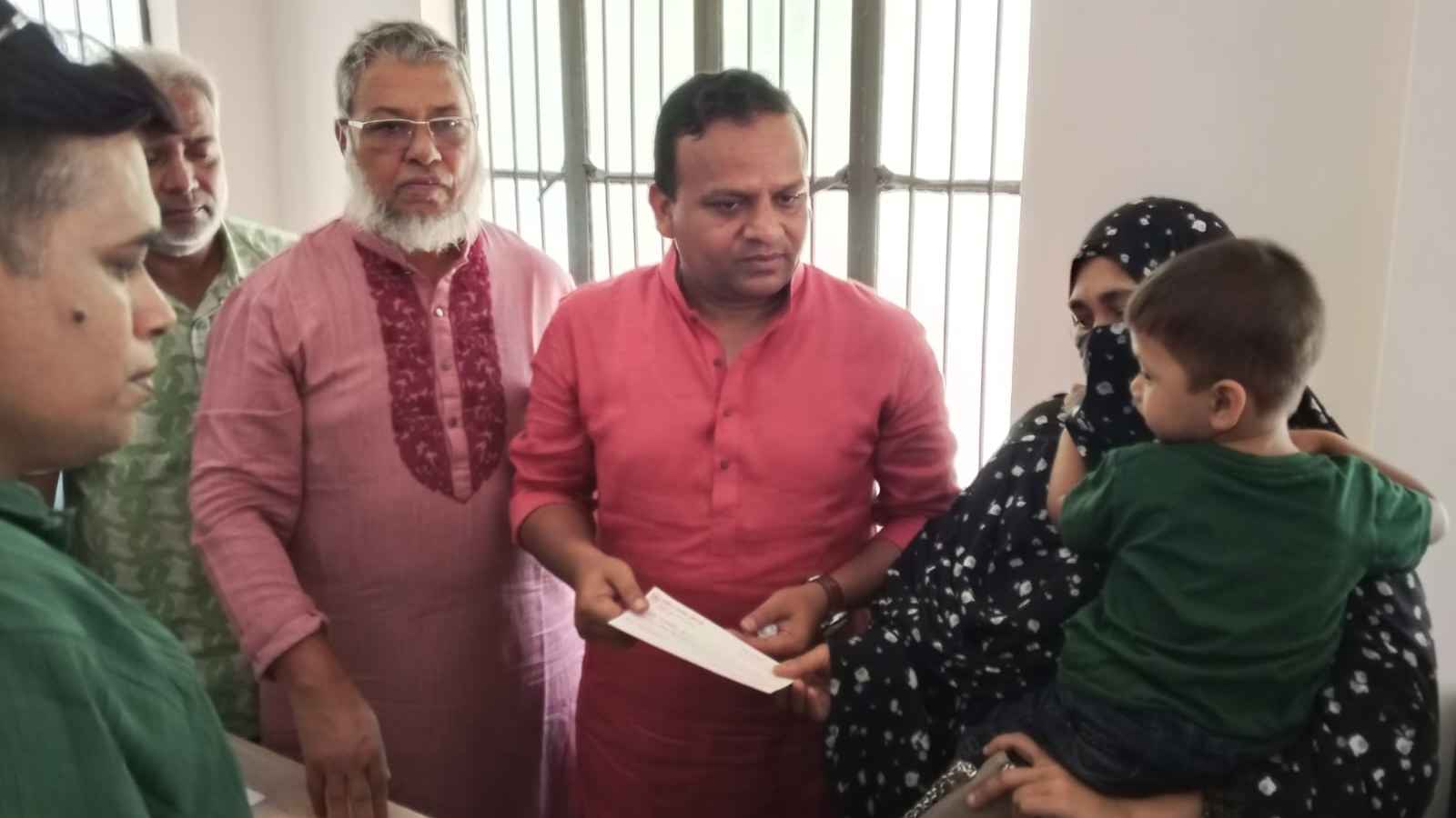 সদরঘাটে লঞ্চ দুর্ঘটনায় নিহতের পরিবারকে প্রতিমন্ত্রীর সহায়তা