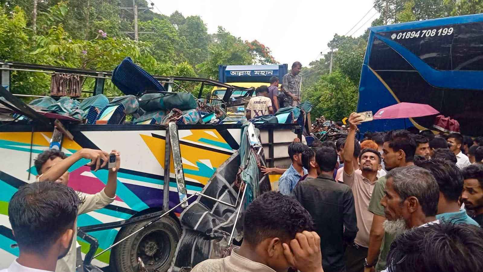 চকরিয়ায় দুই বাসের মুখোমুখি সংঘর্ষে শিশুর মৃত্যু, আহত ৪০