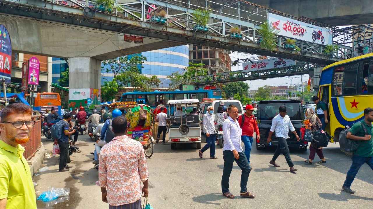 কর্মস্থলে ফিরছেন মানুষ, পুরোনো রূপে ফিরছে ঢাকা
