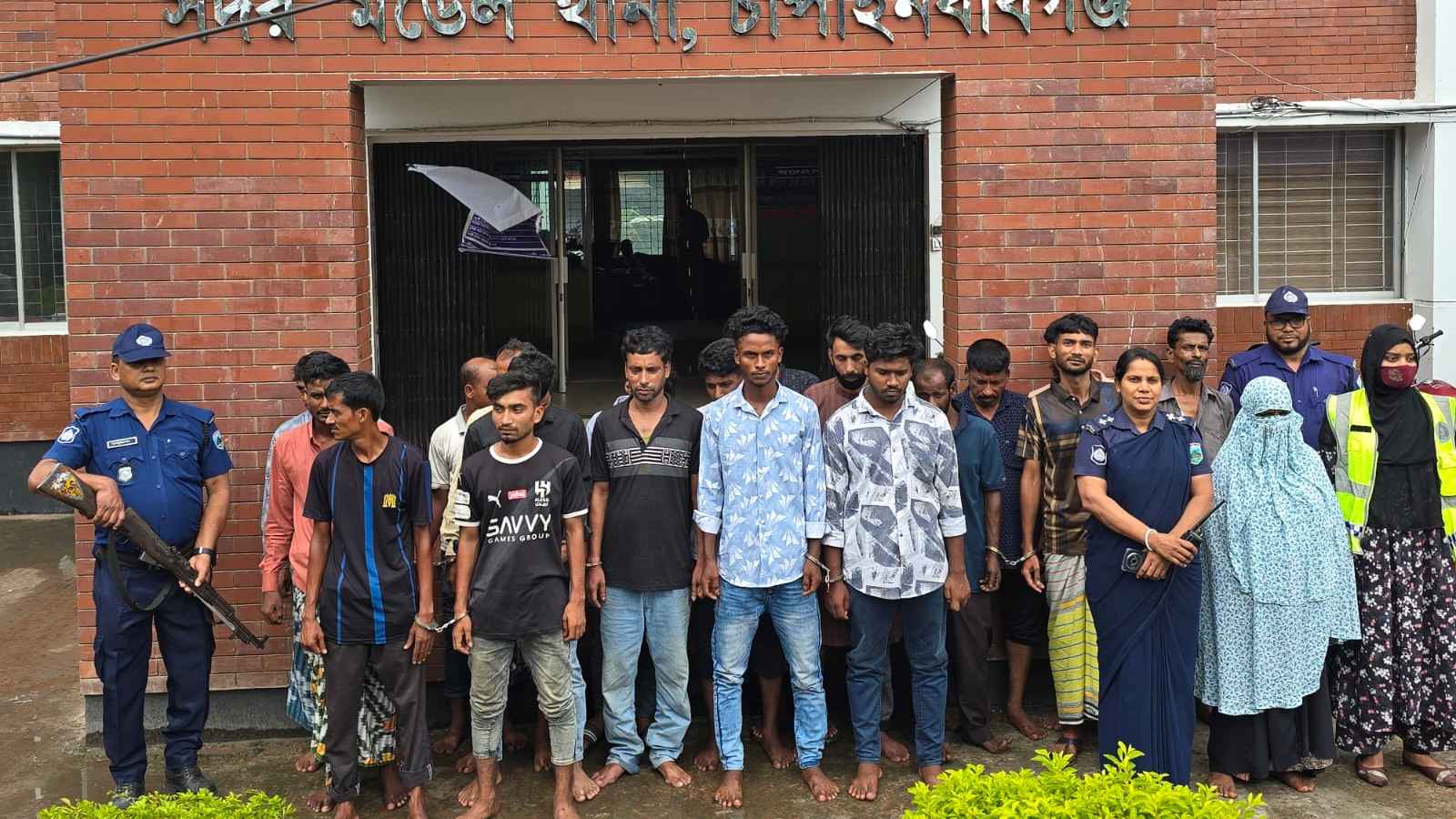 চাঁপাইনবাবগঞ্জে মাদকের বিরুদ্ধে বিশেষ অভিযানে আটক ২১