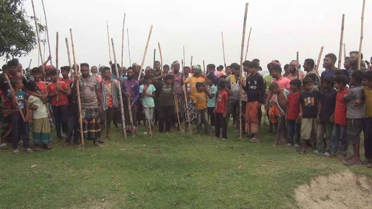 লাঠিসোঁটা নিয়ে পদ্মা নদী পাহারায় গ্রামবাসী