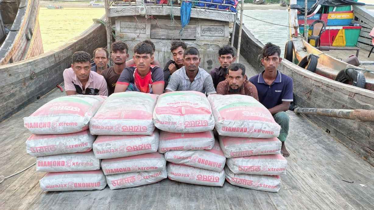 মিয়ানমারে পাচারের পথে ১৪৫০ বস্তা সিমেন্ট জব্দ, আটক ২১