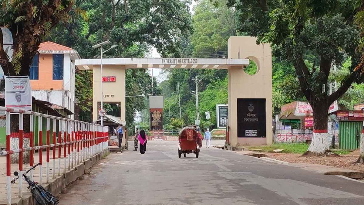 রেওয়াজের বেড়াজালে সনদ বিতরণ, ভোগান্তিতে চবির গ্রাজুয়েটরা