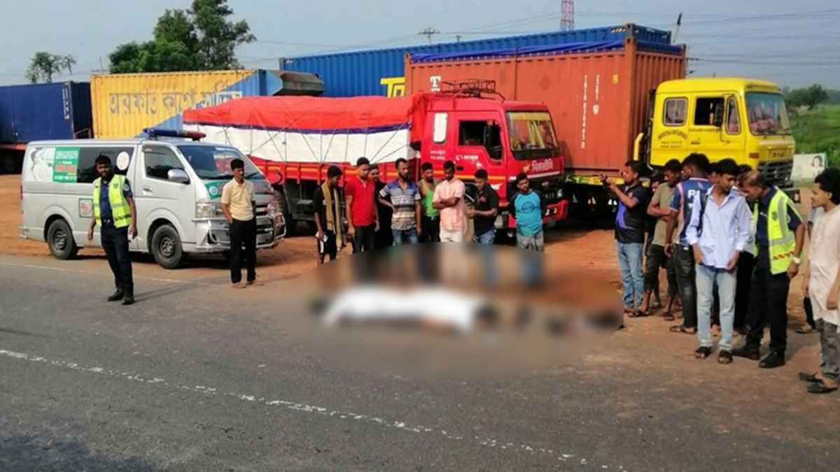 দাঁড়িয়ে থাকা বাসে মোটরসাইকেলের ধাক্কা, দুই তরুণ নিহত