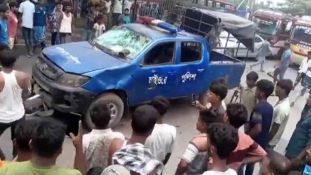 থ্রি-হুইলার আটক করায় পুলিশের গাড়ি ভাঙচুরের অভিযোগ