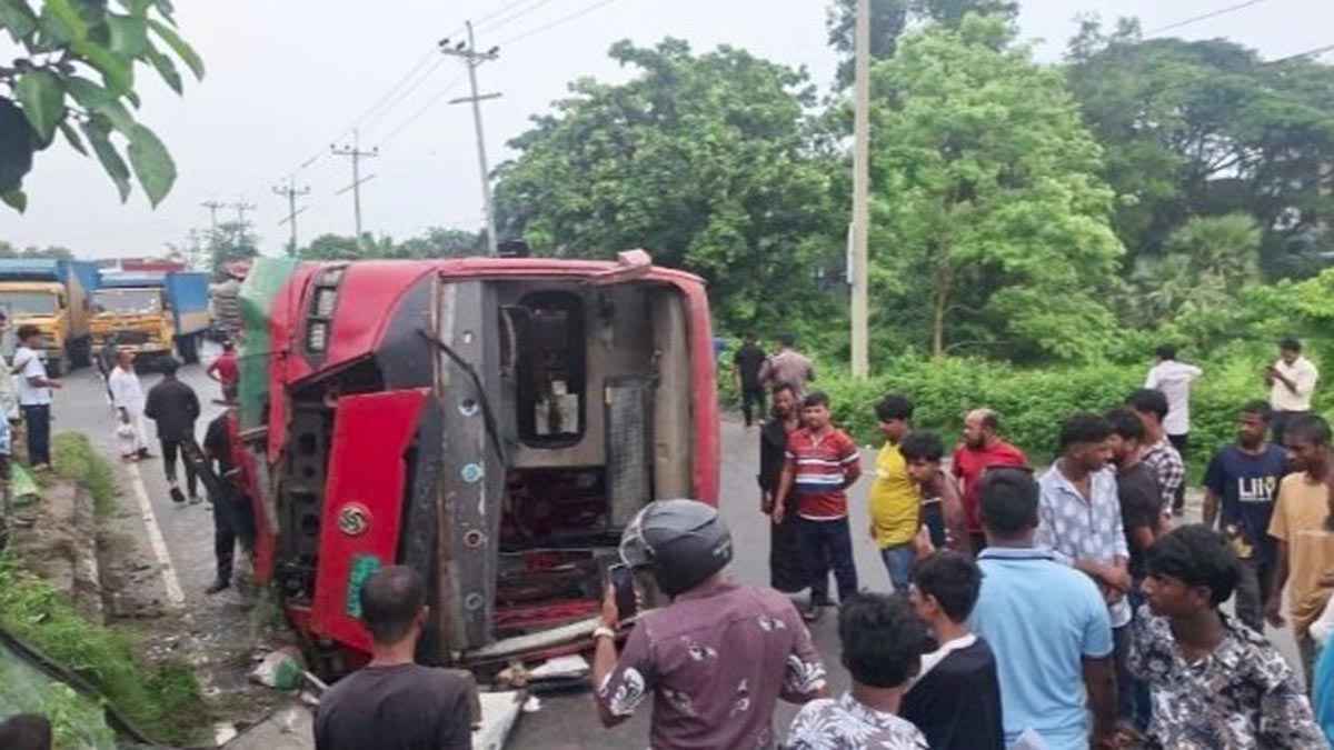 মহাসড়কে বিআরটিসি বাস উল্টে কুমিল্লায় আহত ১০