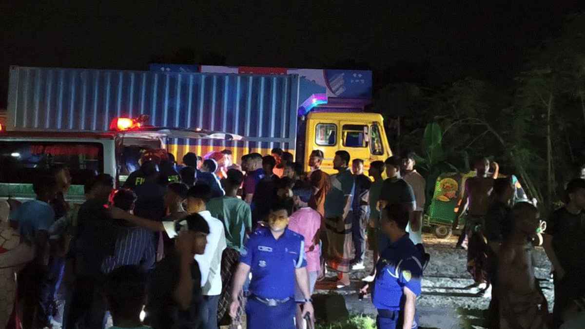 দেবীদ্বারে যাত্রীবাহী বাস উল্টে প্রাণ গেল নারীর