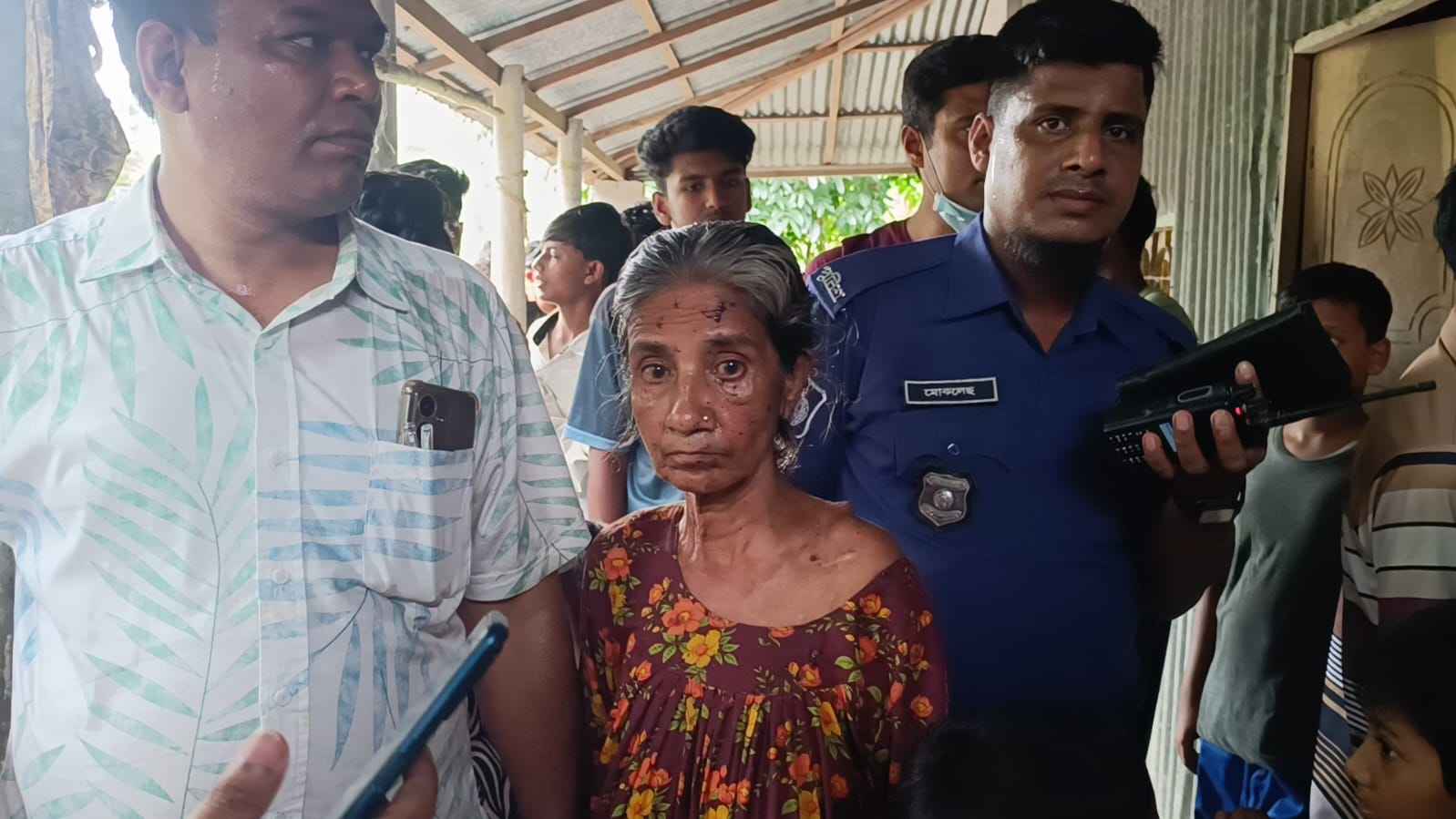 বৃদ্ধ মাকে বঁটি দিয়ে কুপিয়ে হত্যার পর নাতিকে ডেকে বলেন পুলিশে খবর দে