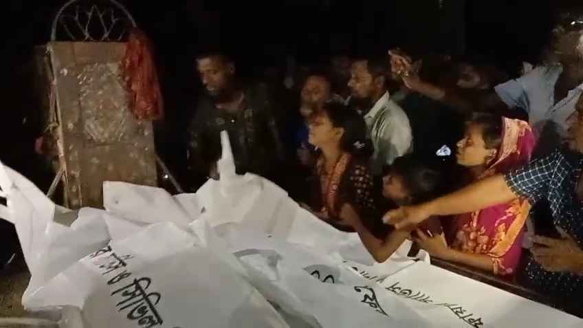 বরগুনায় পুকুরে গোসল করতে নেমে বিদ্যুৎস্পৃষ্ট হয়ে মা-ছেলের মৃত্যু