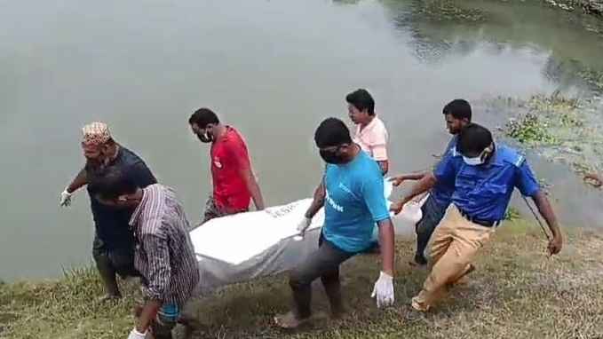 কলাপাড়ায় নদীর চরে পড়ে ছিল জেলের মরদেহ