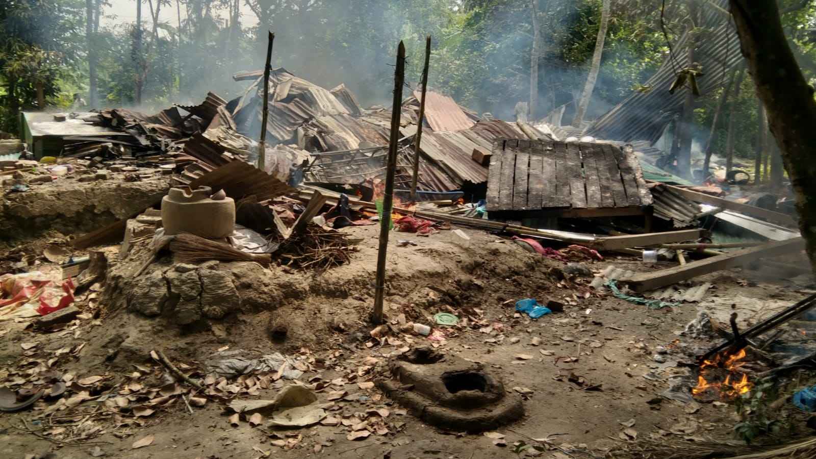হত্যা মামলার আসামি গ্রেফতারের পর বাড়িতে আগুন দিল ক্ষুব্ধ জনতা