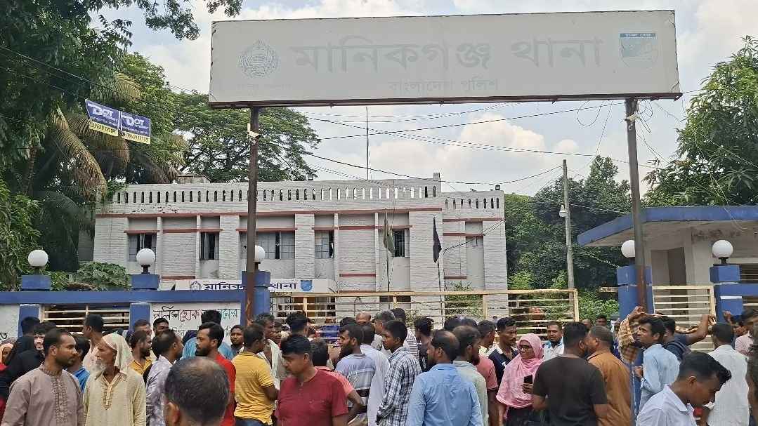 মানিকগঞ্জে সাবেক ইউপি সদস্য গ্রেফতারের প্রতিবাদে গ্রামবাসীর থানা ঘেরাও