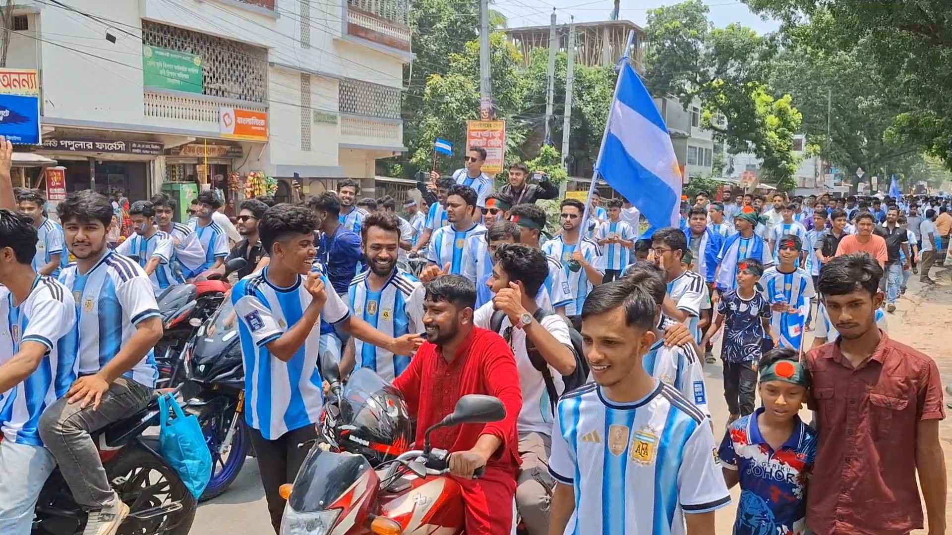 ঝিনাইদহে আর্জেন্টিনা সমর্থকদের শোভাযাত্রায় জনস্রোত, যেন নীল সাদা ঢেউ