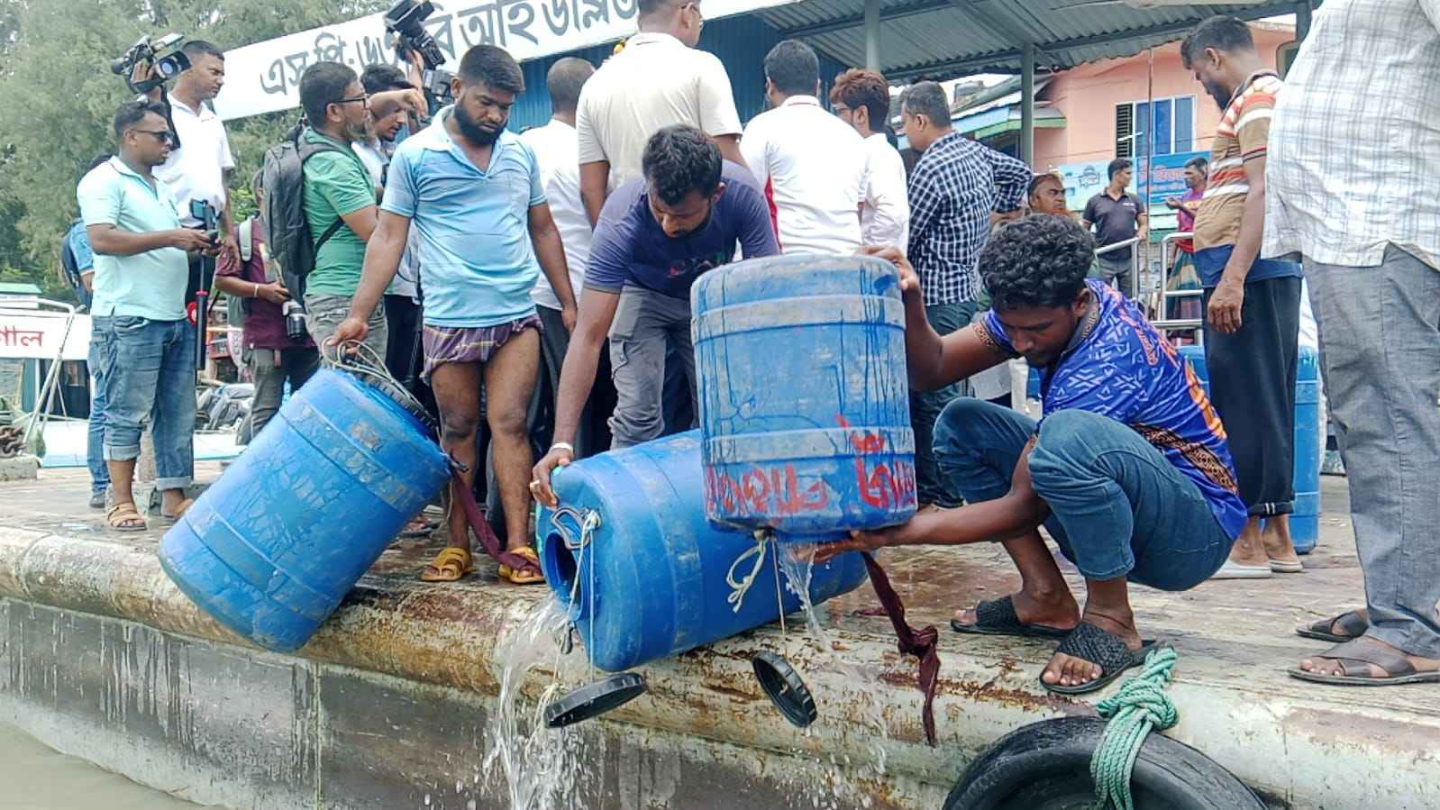 বরিশালে জব্দ করা ১৩ ব্যারেল অবৈধ রেনুপোনা অবমুক্ত