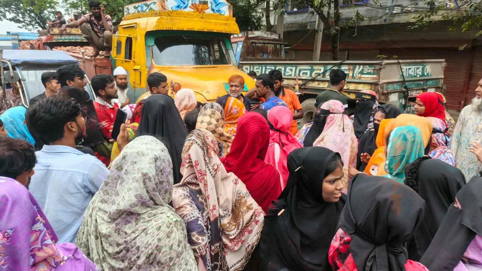 ফতুল্লায় গার্মেন্টসে বয়লার বিস্ফোরণ, আহত ১০, সড়ক অবরোধ