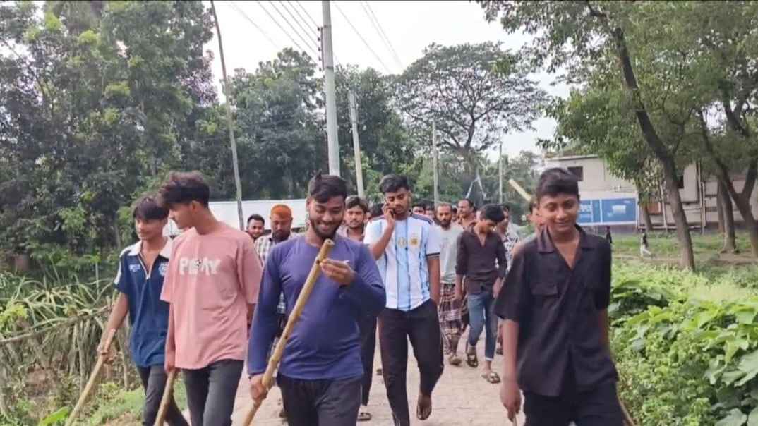 কালীগঞ্জে গ্রামবাসীর উদ্যোগে মাদকবিরোধী অভিযান, কারবারির বাড়ি ভাঙচুর
