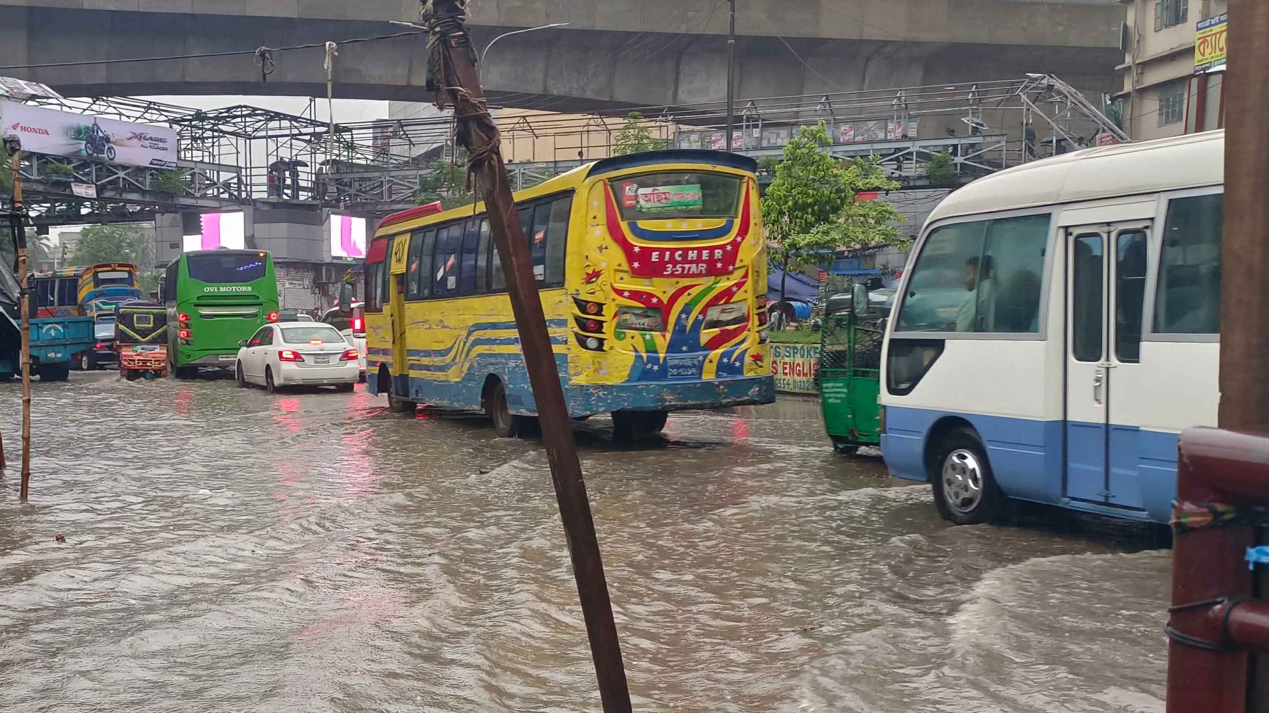 ঝুম বৃষ্টিতে ঢাকায় জলাবদ্ধতার শঙ্কা