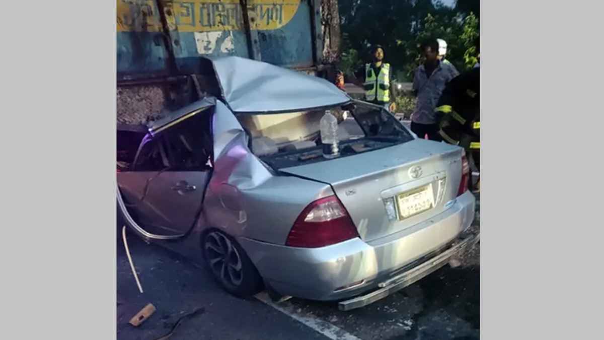 দাঁড়িয়ে থাকা ট্রাকে প্রাইভেটকারের ধাক্কা, নিহত ৪