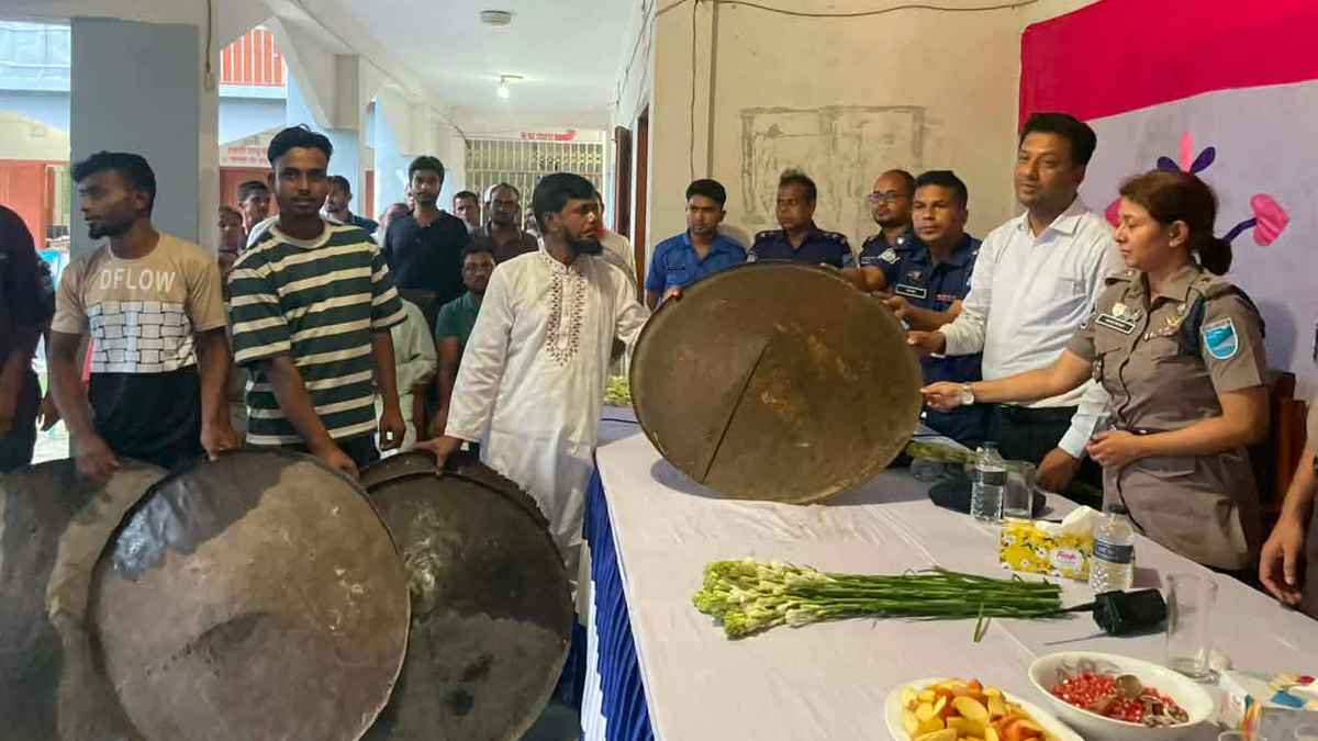 হানাহানি ছেড়ে শান্তির পথে, অস্ত্র জমা দিয়ে পেলেন ফুল